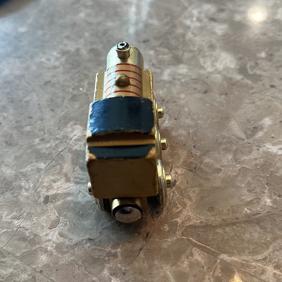 Golden limited edition Thomas the train collectible - Picture 6 of 6